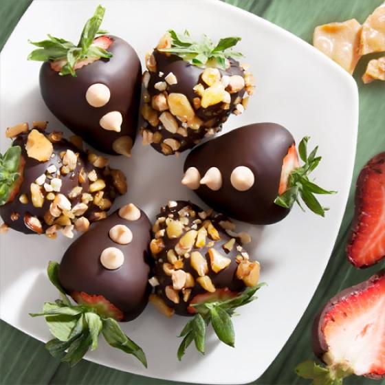 Peanut Brittle Crunch Chocolate Covered Strawberries 6 Berries ACD1026 A Gift Inside
