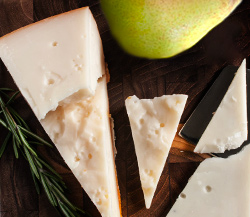 Marieke Raw Gouda & Comice Pears